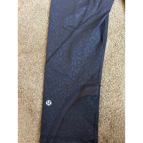 Women's Lululemon Inspire Crop II Petal Camo Embossed Black Capris Size 8 - Picture 5 of 10
